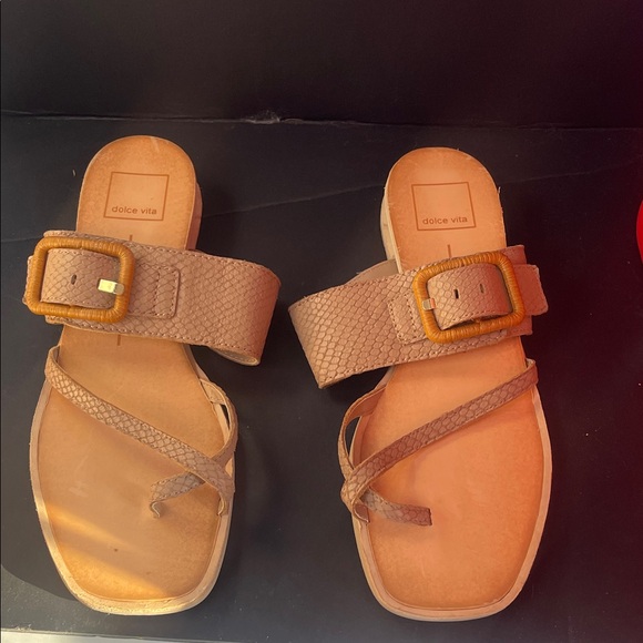 Dolce Vita Shoes - Dolce Vita Tan leather Sandals with Buckle size 7.5 women’s